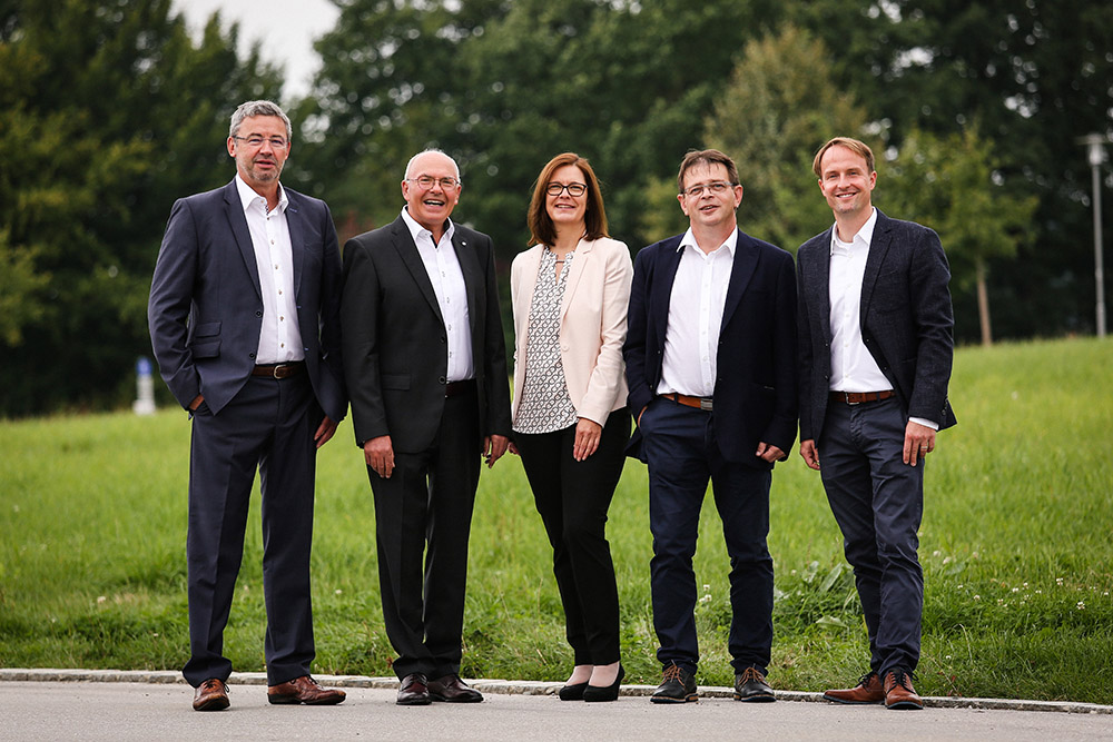 Immobilien Hallabrin - Team in Reihe
