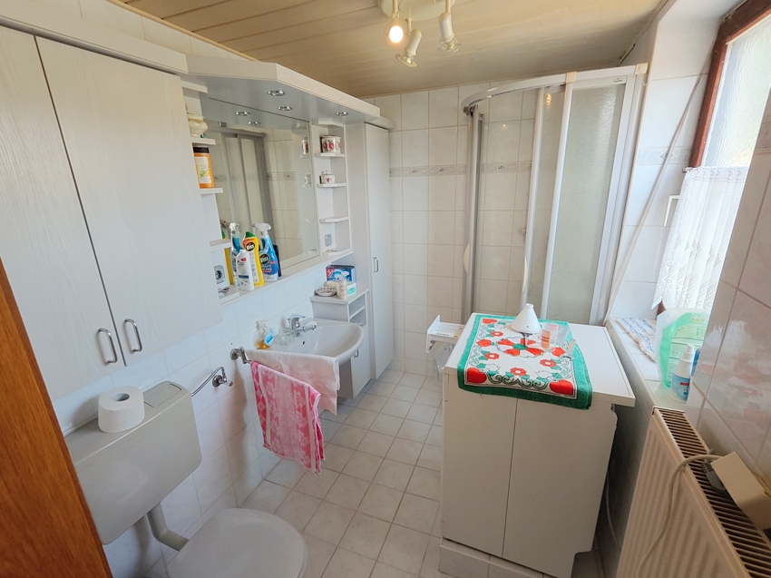 Badezimmer mit Dusche