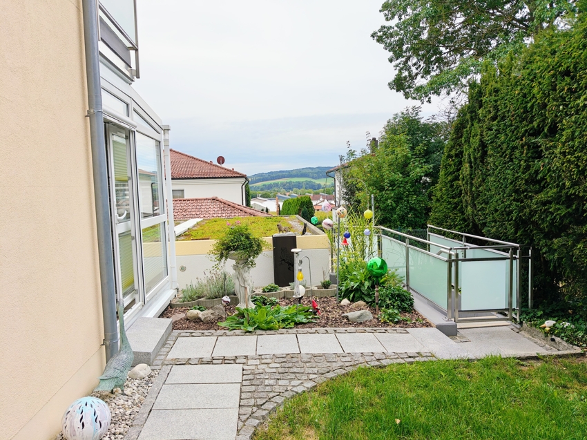 Gartenanteil mit Abgang zu den Stellplätzen