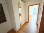 Flur - geschickt aufgeteilte 2-Zimmer-Eigentumswohnung mit zwei sonnigen Balkonen u. Tiefgaragenstellplatz