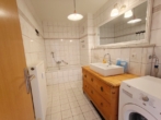 Badezimmer mit Waschmaschinenanschluss - geschickt aufgeteilte 2-Zimmer-Eigentumswohnung mit zwei sonnigen Balkonen u. Tiefgaragenstellplatz