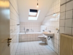 2-Zimmer-Eigentumswohnung mit Personenaufzug, Kellerraum und Tiefgaragenstellplatz in Zentrumsnähe - Badezimmer