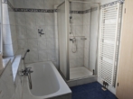Badezimmer mit Wanne und Dusche im OG - renovierungs-/sanierungsbedürftige Doppelhaushälfte mit Garage in der Kreisstadt Pfarrkirchen
