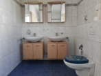 Badezimmer im OG - renovierungs-/sanierungsbedürftige Doppelhaushälfte mit Garage in der Kreisstadt Pfarrkirchen