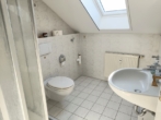 DG:Dusche WC im DG - Im Doppelpack/zwei Wohnungen in einer Einheit – 2-Zi.-Whg. im OG mit 2-Zi.-Dachgeschoss-Whg.