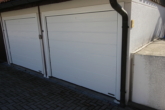 Garage mit Sektionaltor - Im Doppelpack/zwei Wohnungen in einer Einheit – 2-Zi.-Whg. im OG mit 2-Zi.-Dachgeschoss-Whg.