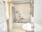 OG: Badezimmer mit Fenster - Im Doppelpack/zwei Wohnungen in einer Einheit – 2-Zi.-Whg. im OG mit 2-Zi.-Dachgeschoss-Whg.