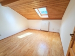 Schlafen - Gepflegte 2-Zimmer-Dachgeschosswohnung mit Süd-Loggia und Garage