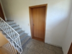 Wohnungseingang - Gepflegte 2-Zimmer-Dachgeschosswohnung mit Süd-Loggia und Garage