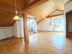gut geschnittenes Wohn-/Esszimmer - Gepflegte 2-Zimmer-Dachgeschosswohnung mit Süd-Loggia und Garage