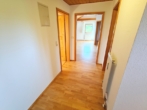Gang - Gepflegte 2-Zimmer-Dachgeschosswohnung mit Süd-Loggia und Garage