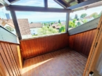 Balkon/Loggia mit schönem Ausblick - Gepflegte 2-Zimmer-Dachgeschosswohnung mit Süd-Loggia und Garage