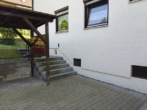 Zugang zum Hauseingang - Gepflegte 2-Zimmer-Dachgeschosswohnung mit Süd-Loggia und Garage