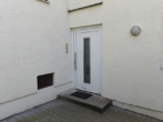 Hauseingang - Gepflegte 2-Zimmer-Dachgeschosswohnung mit Süd-Loggia und Garage