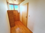 Wohnungseingang - Gepflegte 2-Zimmer-Dachgeschosswohnung mit Süd-Loggia und Garage