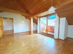 gut geschnittenes Wohn-/Esszimmer - Gepflegte 2-Zimmer-Dachgeschosswohnung mit Süd-Loggia und Garage