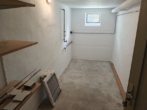 Kellerraum mit Waschgelegenheit - Gepflegte 2-Zimmer-Dachgeschosswohnung mit Süd-Loggia und Garage