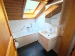 Badezimmer mit Wanne - Gepflegte 2-Zimmer-Dachgeschosswohnung mit Süd-Loggia und Garage