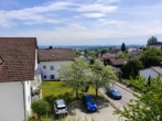 Blick von der Südloggia in die Umgebung - Gepflegte 2-Zimmer-Dachgeschosswohnung mit Süd-Loggia und Garage