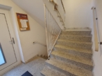 Hauseingang - Gepflegte 2-Zimmer-Dachgeschosswohnung mit Süd-Loggia und Garage
