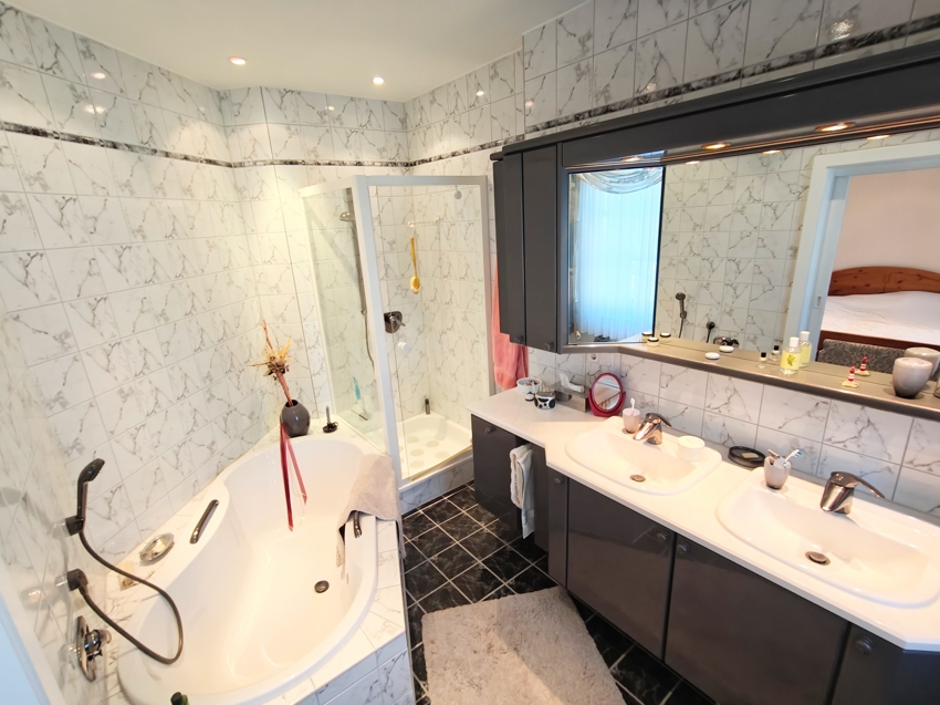 Badezimmer im OG mit Dusche/Wanne