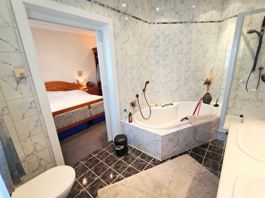 Badezimmer im OG mit Dusche/Wanne
