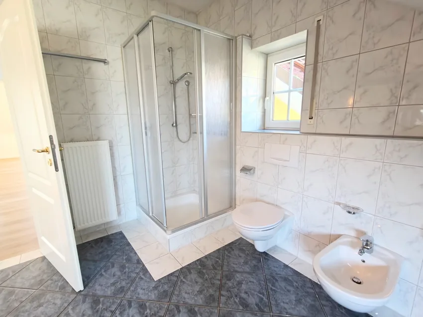 DG: Bad mit Wanne und Dusche