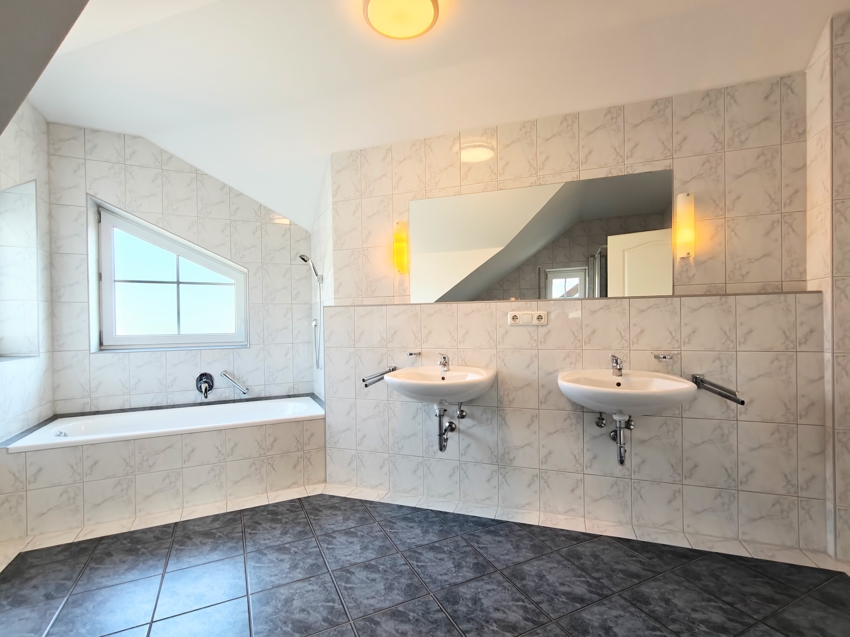DG: Bad mit Wanne und Dusche