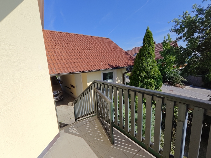 Zugang zur Garage und in den Garten