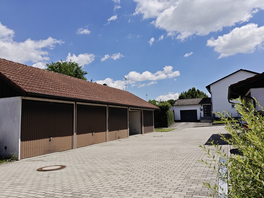 zur Wohnung gehört eine Garage  (der Wert der Garage ist im Kaufpreis bereits enthalten)