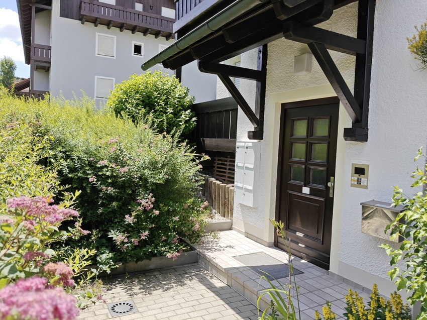 Hauseingang (für 6 Parteien im Haus)