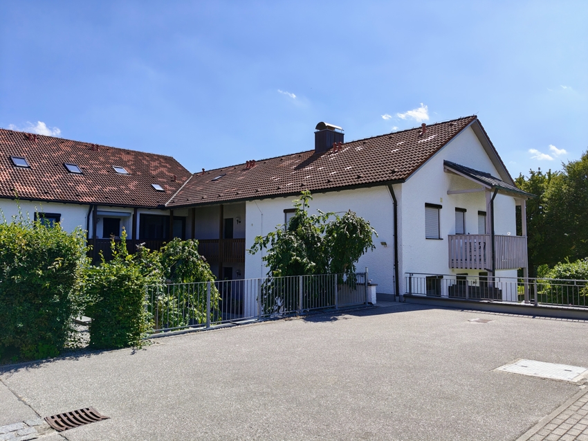 Parkplatz vor dem Haus mit Zugang zur Wohnanlage