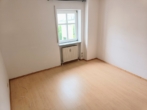 Schlafzimmer - Traumhafte 3-Zimmer-Erdgeschosswohnung mit Terrasse, Kellerraum und Garage in Kößlarn