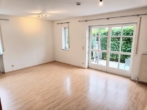 Wohnzimmer - Traumhafte 3-Zimmer-Erdgeschosswohnung mit Terrasse, Kellerraum und Garage in Kößlarn