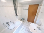 Badezimmer - Traumhafte 3-Zimmer-Erdgeschosswohnung mit Terrasse, Kellerraum und Garage in Kößlarn