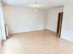 Wohnzimmer - Traumhafte 3-Zimmer-Erdgeschosswohnung mit Terrasse, Kellerraum und Garage in Kößlarn