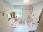 Badezimmer - Traumhafte 3-Zimmer-Erdgeschosswohnung mit Terrasse, Kellerraum und Garage in Kößlarn