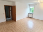 Wohnzimmer - 3-Zimmer-Erdgeschosswohnung mit Terrasse, Kellerraum und Garage in Kößlarn zu vermieten