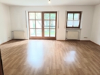Wohnzimmer mit Zugang zur Terrasse - Reihenhaus mit Garage und großem Grundstück