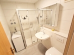 Badezimmer mit Dusche u. Waschmaschinenanschluss - gut ausgestattete 2-Zimmer-Eigentumswohnung mit Tiefgaragenstellplatz