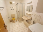 Badezimmer mit Dusche und Waschmaschinenanschluss - Gemütliches Appartement mit Garage im Kurort Bad Birnbach