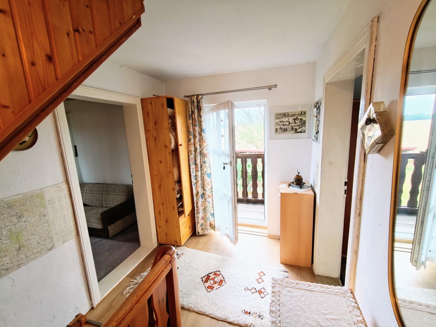 Flur im OG mit Ausgang zum Balkon