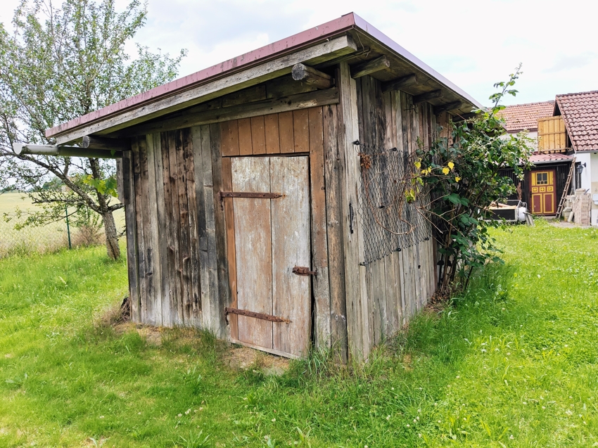 kleiner Schuppen im Garten