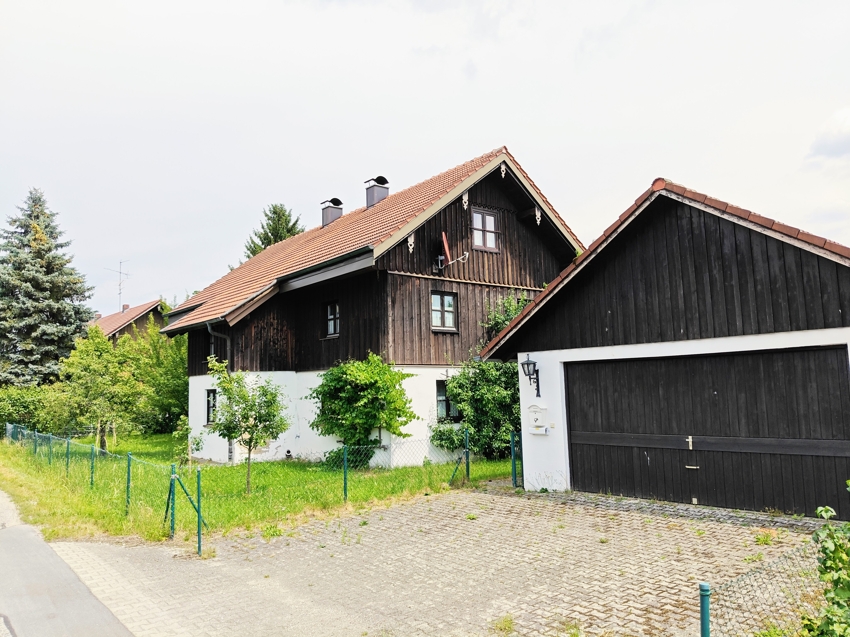 Landhaus mit Garage und Garagenzufahrt