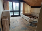 Elternschlafzimmer - renovierungsbedürftiges Wohnhaus mit Einliegerwohnung und Garage