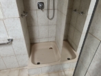 Dusche im Badezimmer - renovierungsbedürftiges Wohnhaus mit Einliegerwohnung und Garage