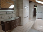 Badezimmer - renovierungsbedürftiges Wohnhaus mit Einliegerwohnung und Garage