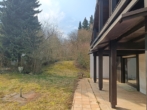 Südterrasse und Garten mit stattlichem Baumbestand - renovierungsbedürftiges Wohnhaus mit Einliegerwohnung und Garage
