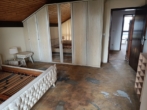 Elternschlafzimmer - renovierungsbedürftiges Wohnhaus mit Einliegerwohnung und Garage