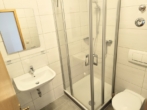 Gäste-WC mit Dusche - 3-Zimmer-Eigentumswohnung mit Tiefgarage im Kurort Bad Griesbach